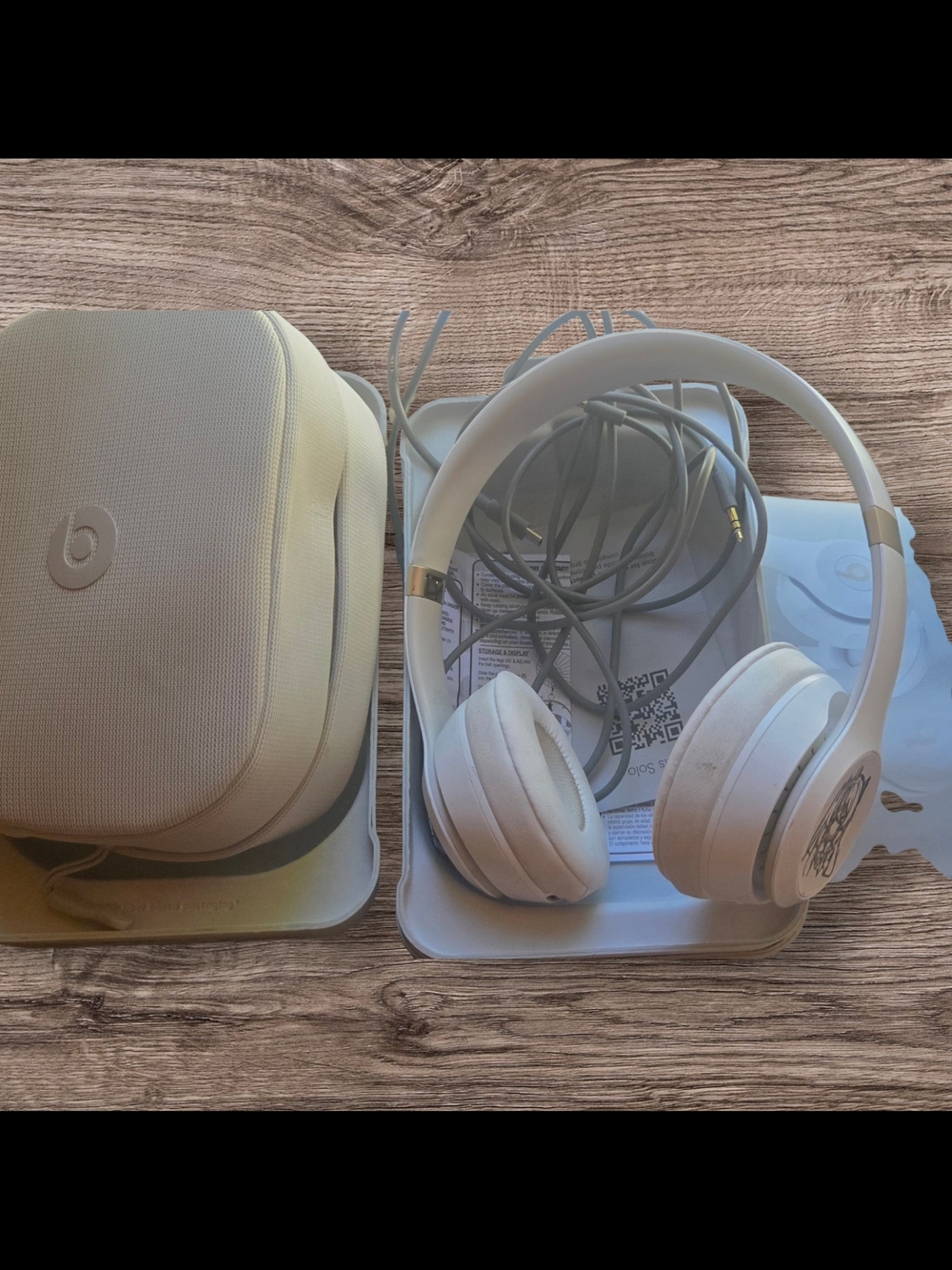Beats Solo3 And Solo4 Wireless Headphones in White And Black  with Carry Cases